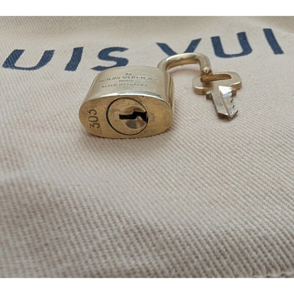 Authentic LOUIS VUITTON Padlock & Key Gold Tone Brass No.303 - Picture 6 of 6